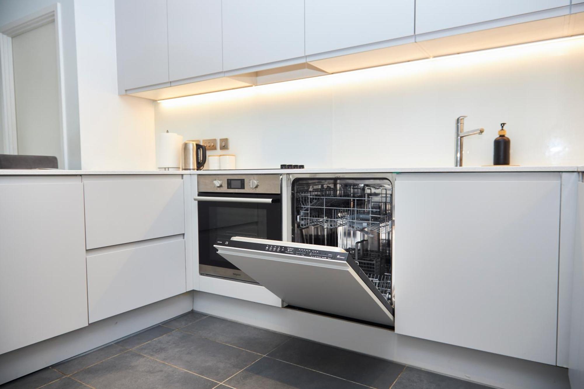 Cosy Two Bedroom In Apartment *